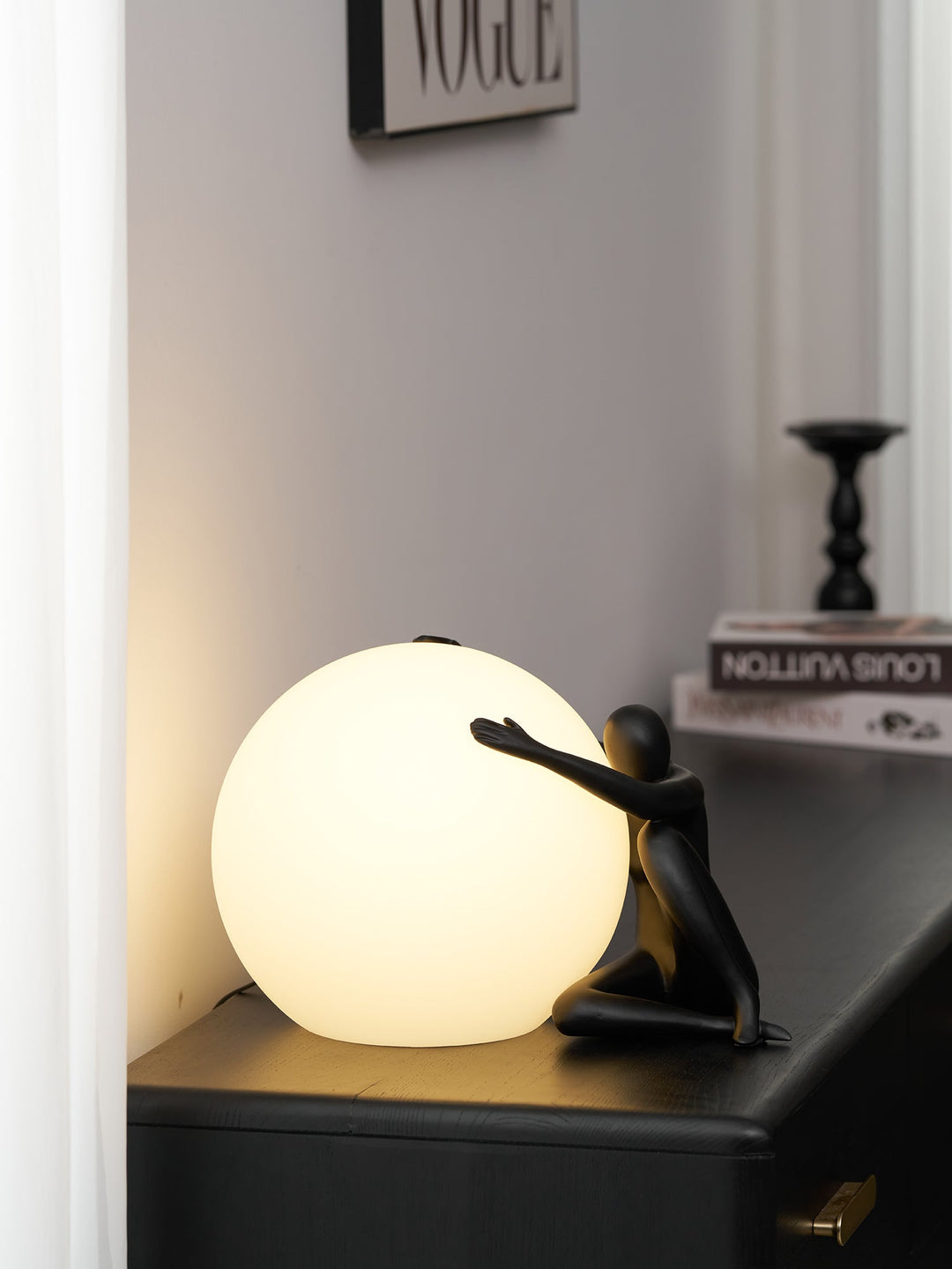 Lampa stołowa humanoidalna z kulą