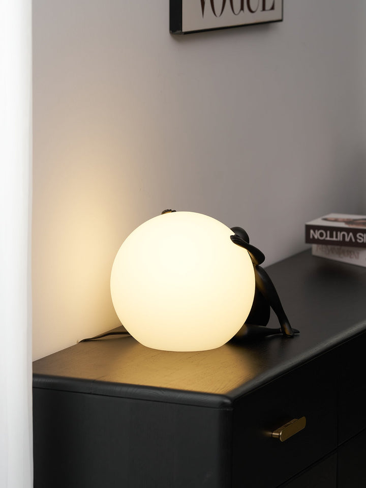 Lampa stołowa humanoidalna z kulą