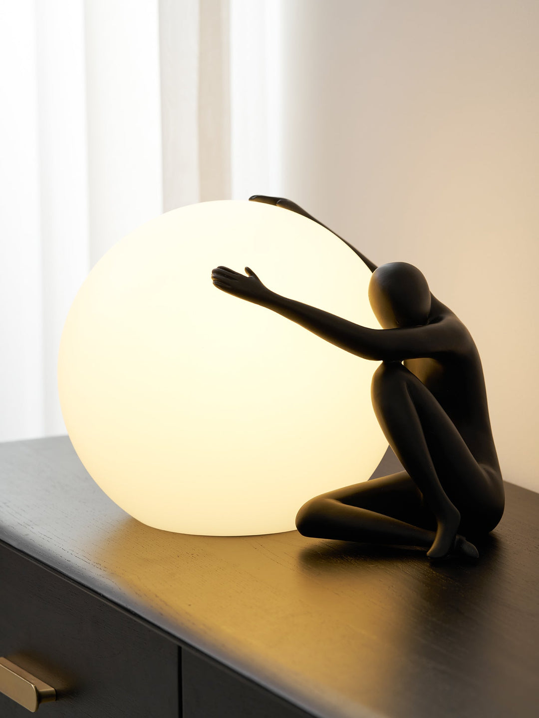 Lampa stołowa humanoidalna z kulą