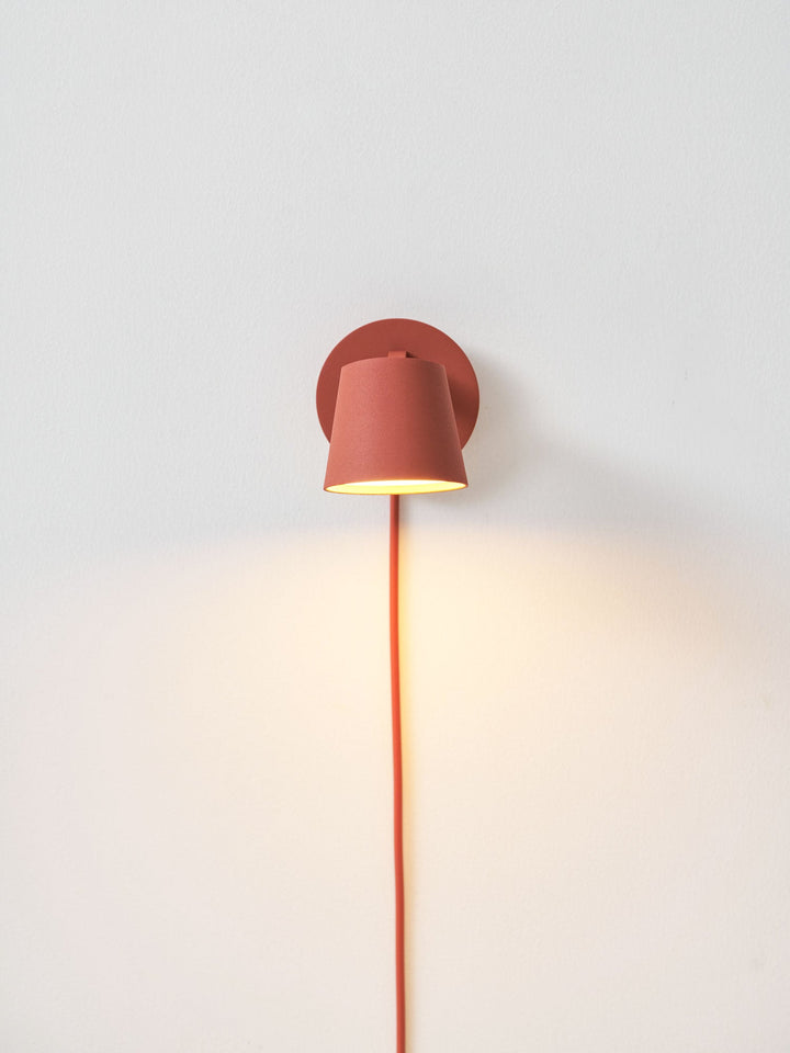 Lampa ścienna Tip z wtyczką