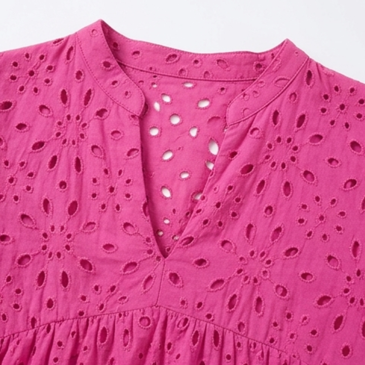 Wearbella – Lekka sukienka z dekoltem w serek i ażurowym wzorem dla krągłych sylwetek