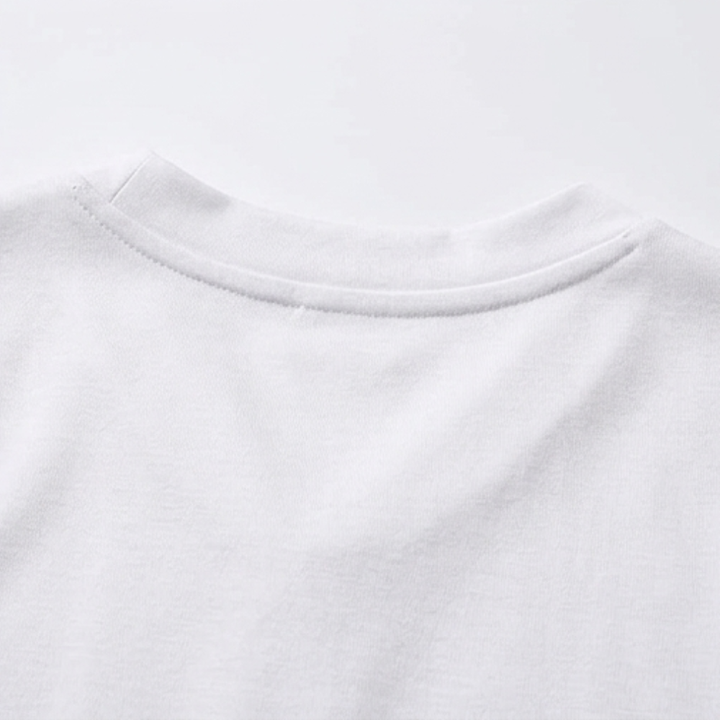 Lunavia – Miękka koszulka V-neck z podwiniętymi rękawami