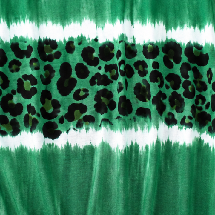 Sukienka dzianinowa z dekoltem w serek w wzór tie-dye w panterkę