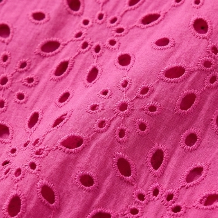 Wearbella – Lekka sukienka z dekoltem w serek i ażurowym wzorem dla krągłych sylwetek