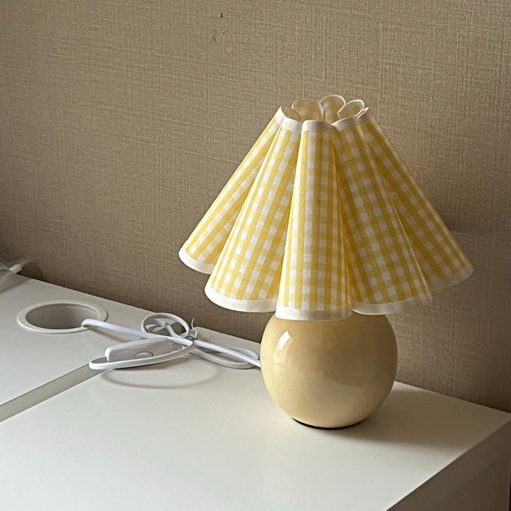 Lampa stołowa Kicsi z plisowanym kloszem