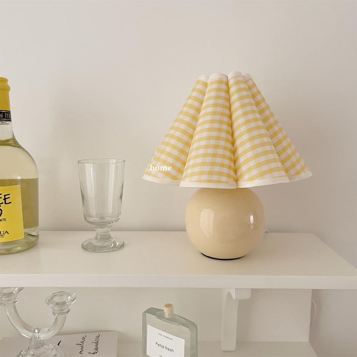 Lampa stołowa Kicsi z plisowanym kloszem