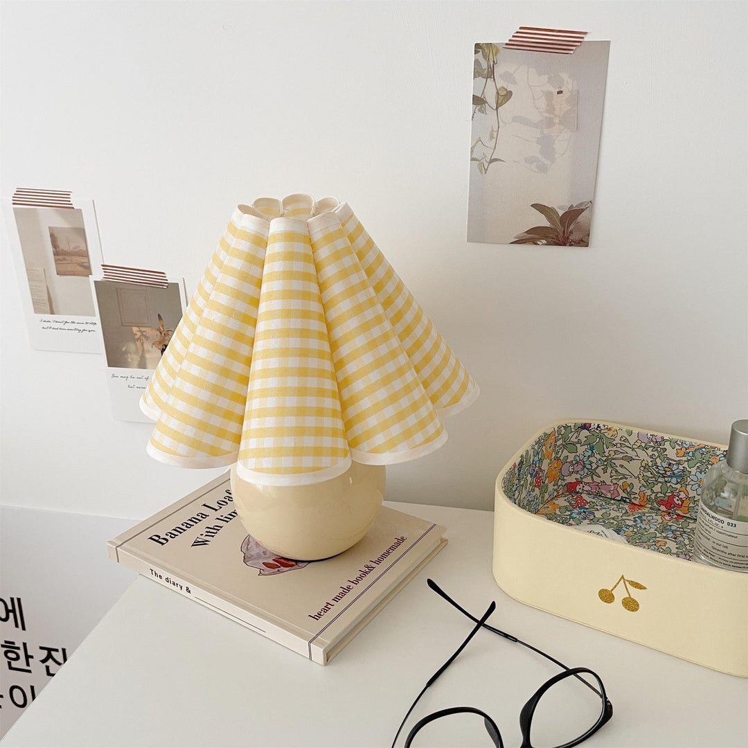 Lampa stołowa Kicsi z plisowanym kloszem