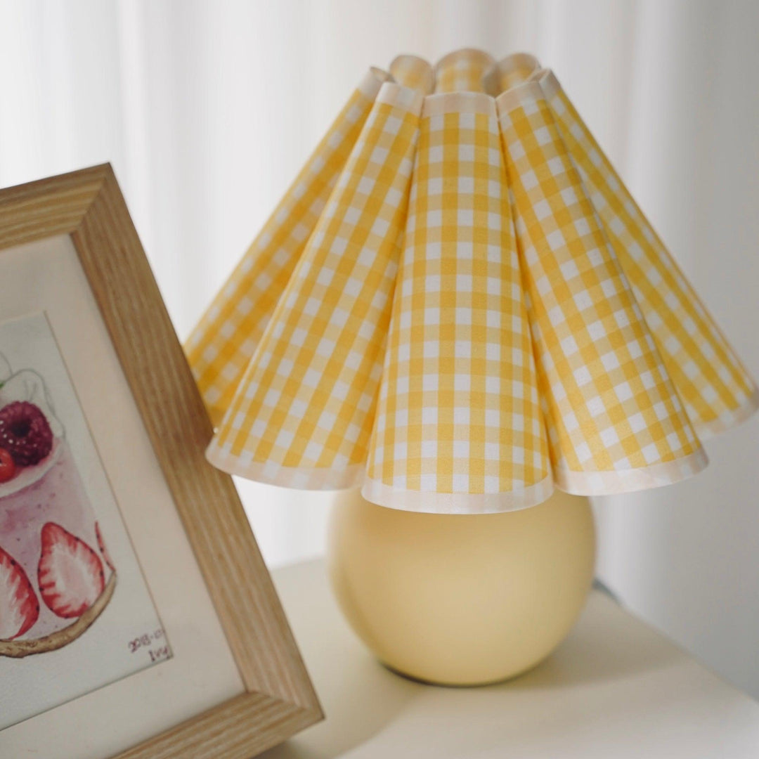 Lampa stołowa Kicsi z plisowanym kloszem