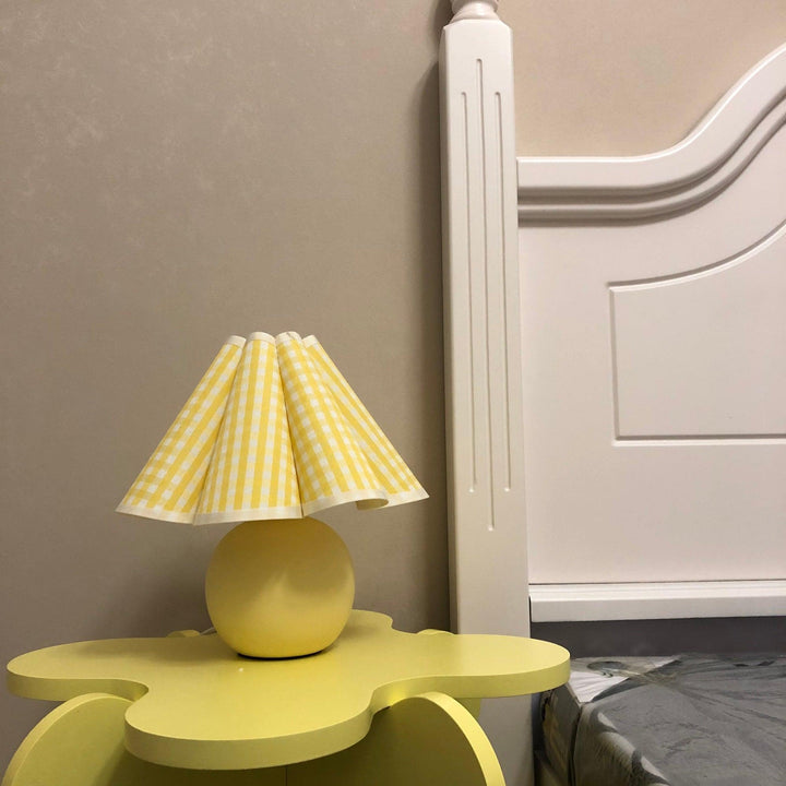 Lampa stołowa Kicsi z plisowanym kloszem