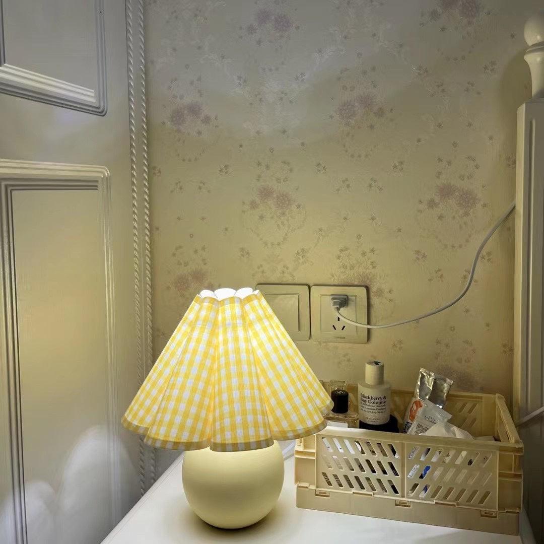 Lampa stołowa Kicsi z plisowanym kloszem