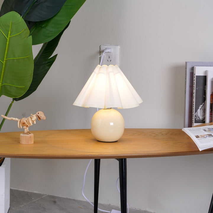 Lampa stołowa Kicsi z plisowanym kloszem