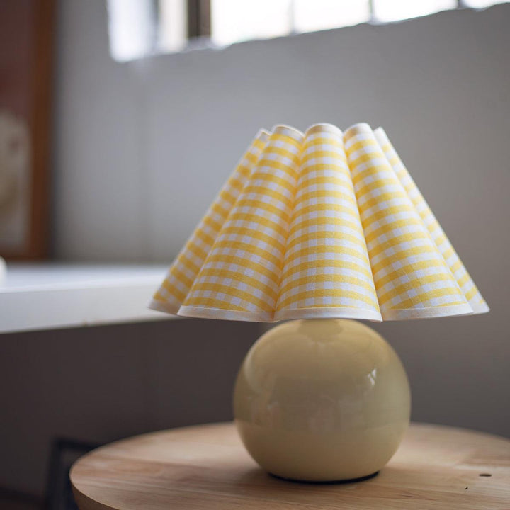 Lampa stołowa Kicsi z plisowanym kloszem