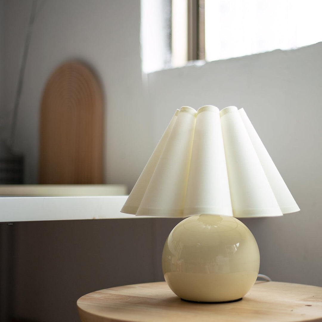Lampa stołowa Kicsi z plisowanym kloszem
