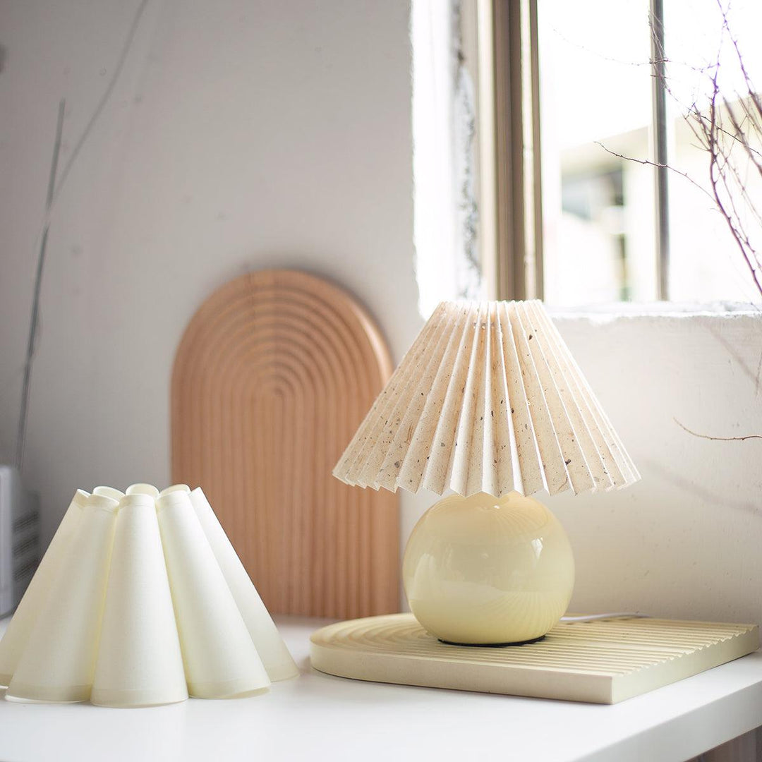 Lampa stołowa Kicsi z plisowanym kloszem