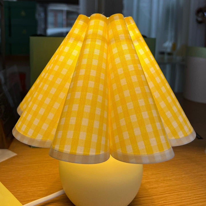 Lampa stołowa Kicsi z plisowanym kloszem