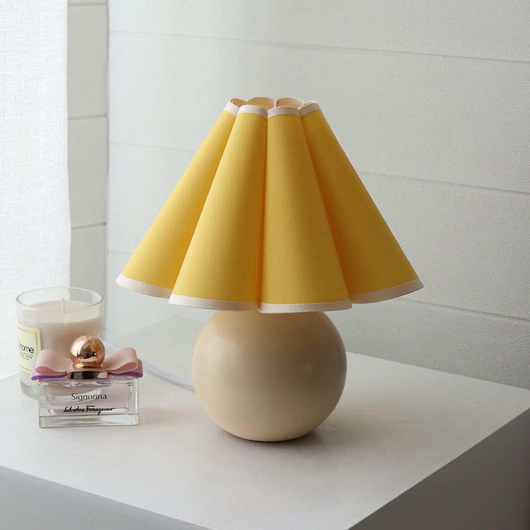 Lampa stołowa Kicsi z plisowanym kloszem