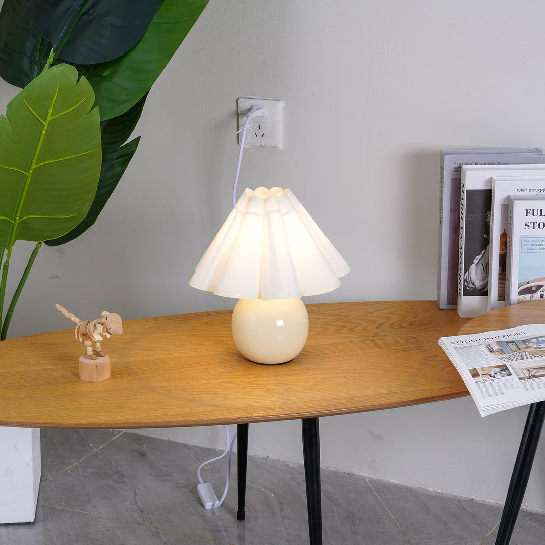 Lampa stołowa Kicsi z plisowanym kloszem