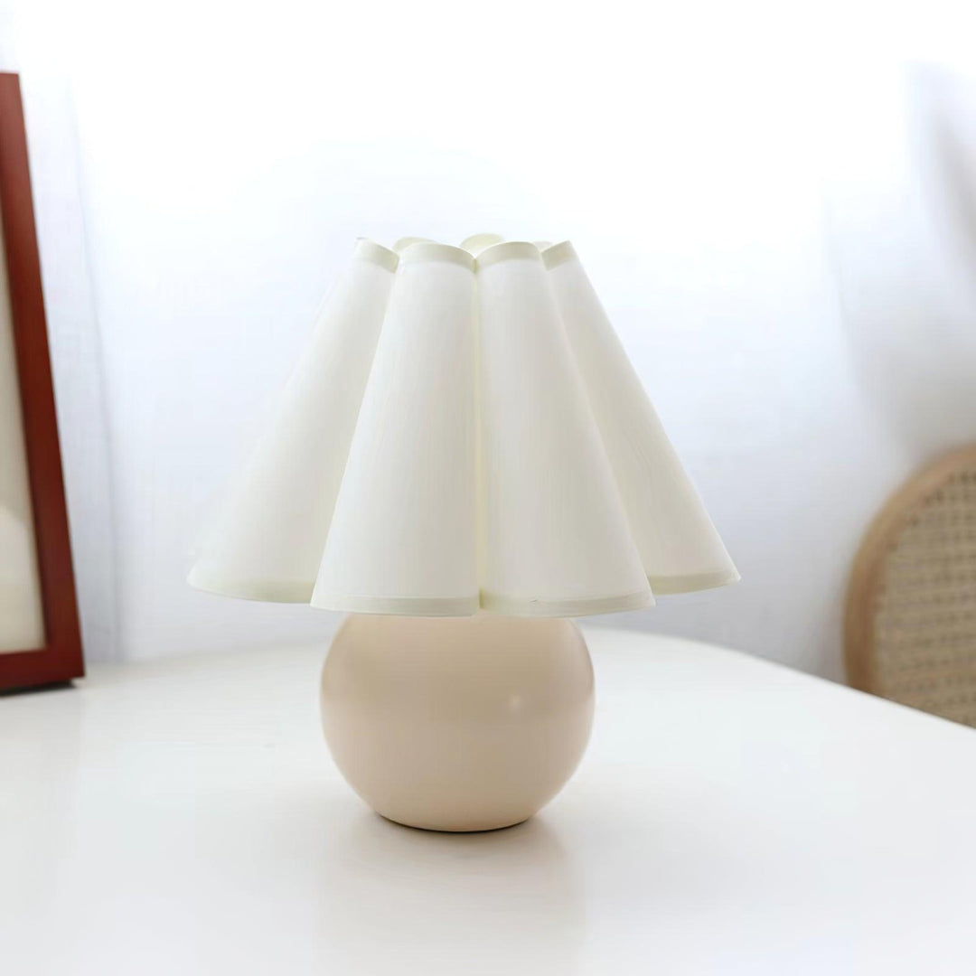 Lampa stołowa Kicsi z plisowanym kloszem