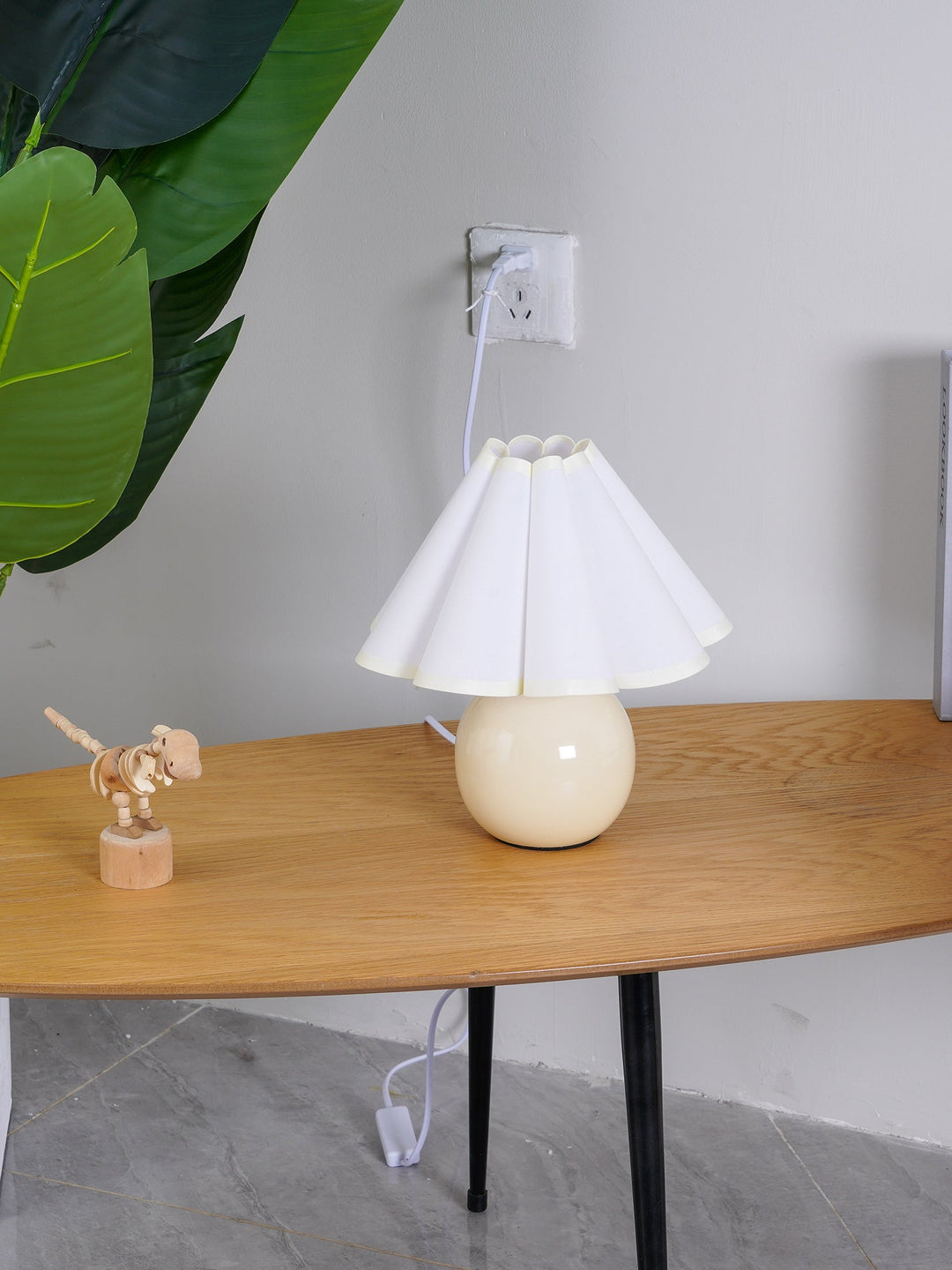 Lampa stołowa Kicsi z plisowanym kloszem