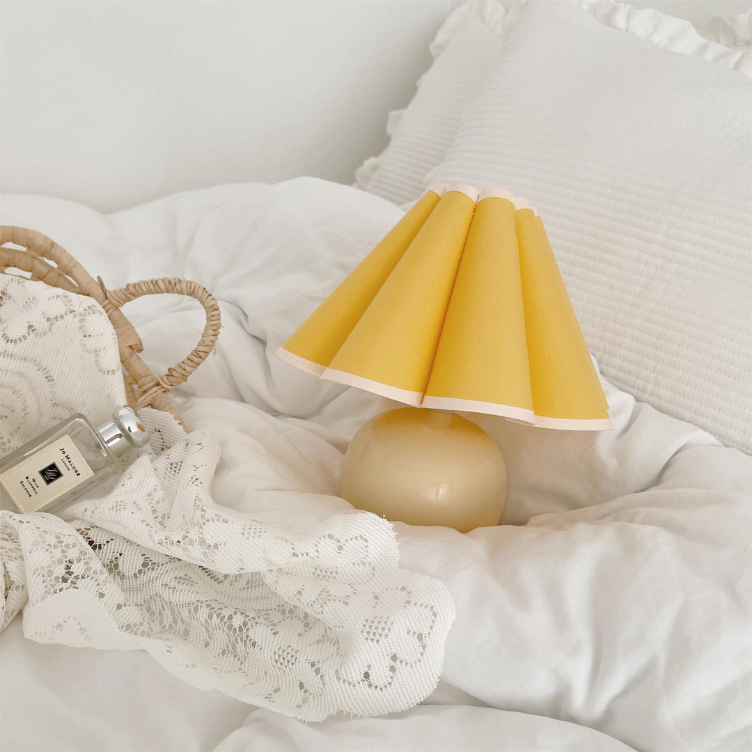 Lampa stołowa Kicsi z plisowanym kloszem
