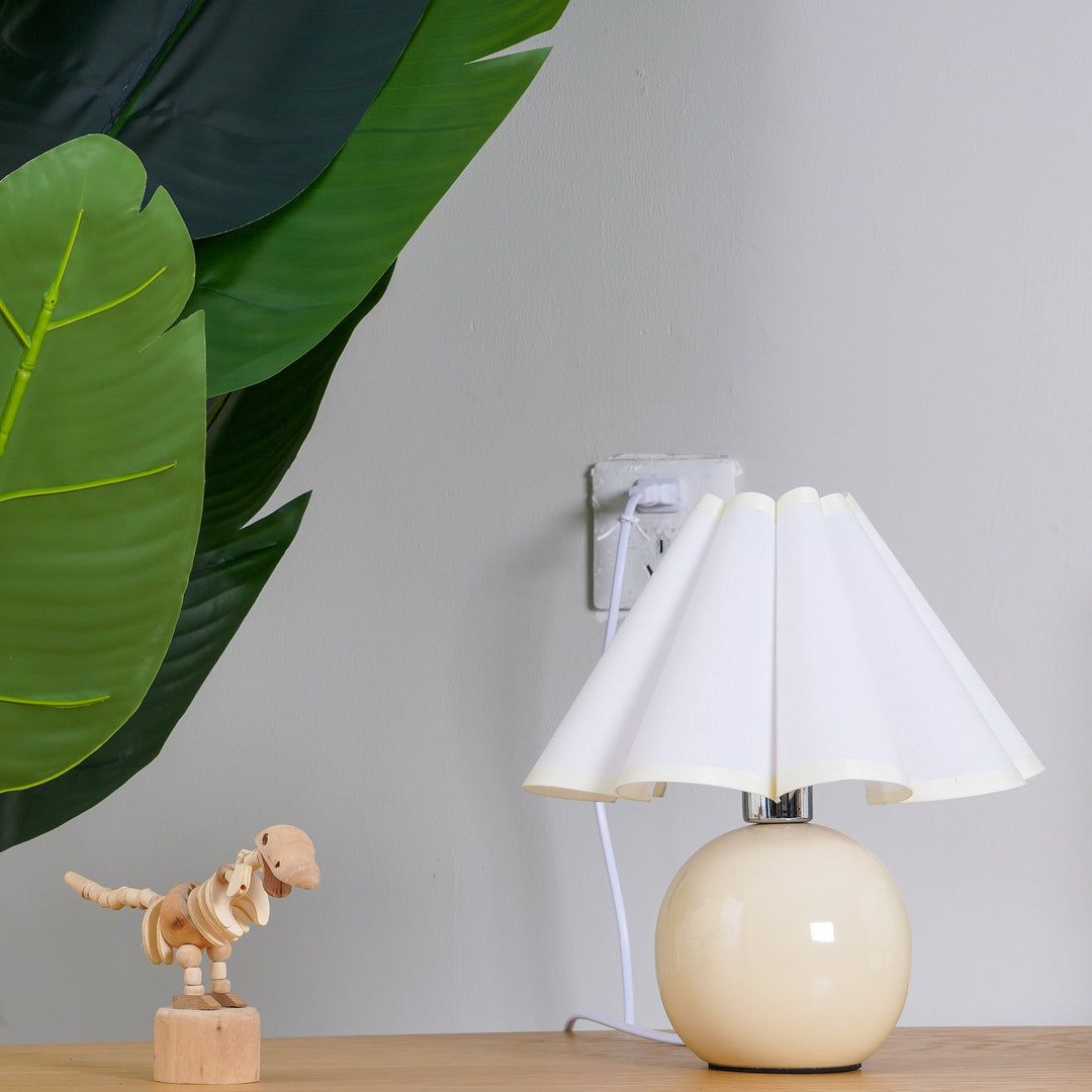 Lampa stołowa Kicsi z plisowanym kloszem