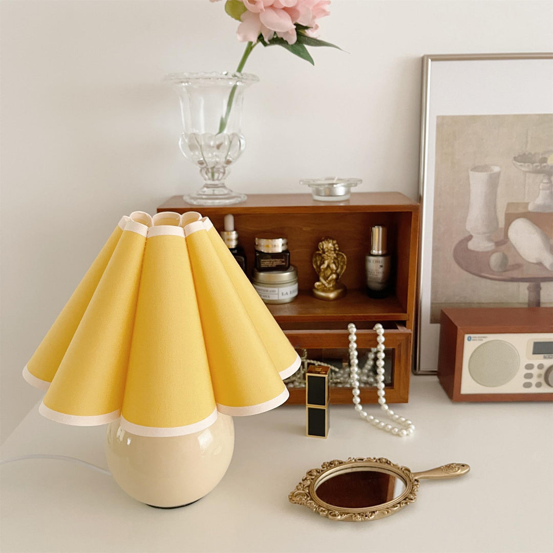 Lampa stołowa Kicsi z plisowanym kloszem