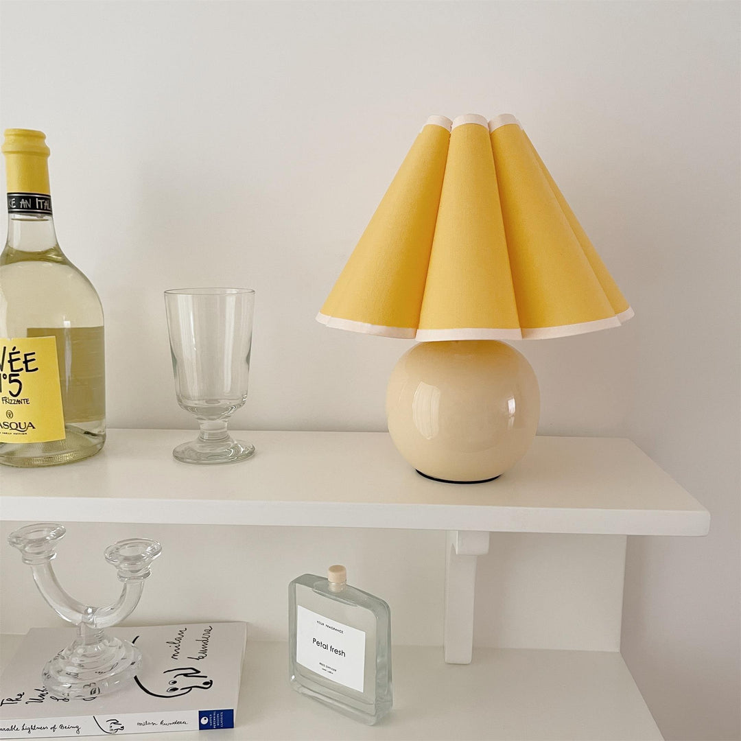 Lampa stołowa Kicsi z plisowanym kloszem