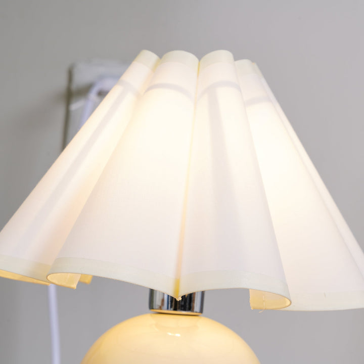 Lampa stołowa Kicsi z plisowanym kloszem