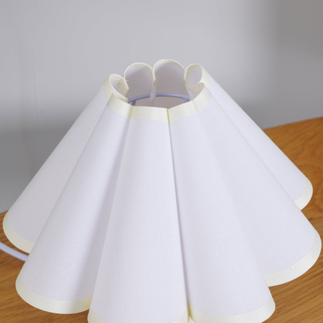 Lampa stołowa Kicsi z plisowanym kloszem