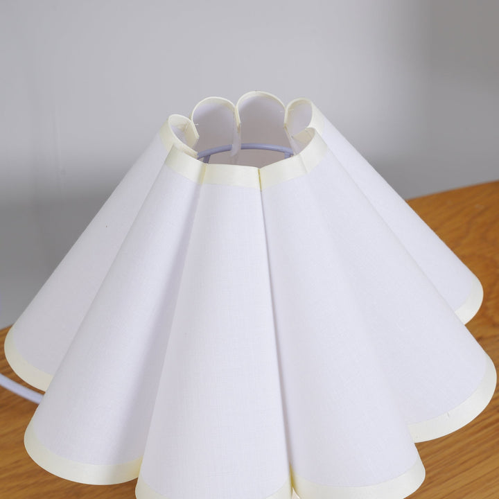 Lampa stołowa Kicsi z plisowanym kloszem