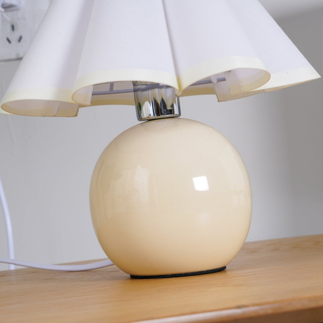 Lampa stołowa Kicsi z plisowanym kloszem