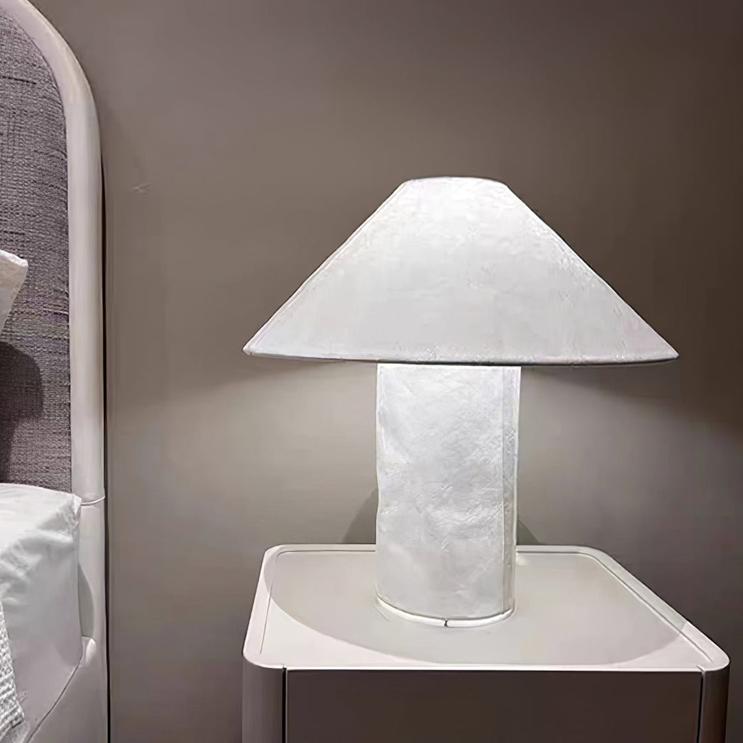 Lampa stołowa z papieru marszczonego