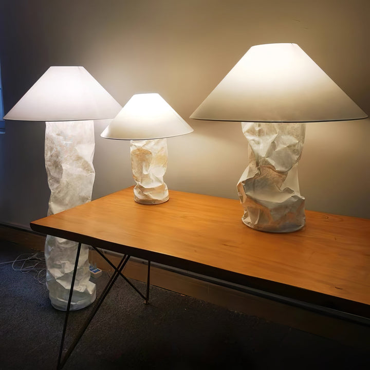 Lampa stołowa z papieru marszczonego