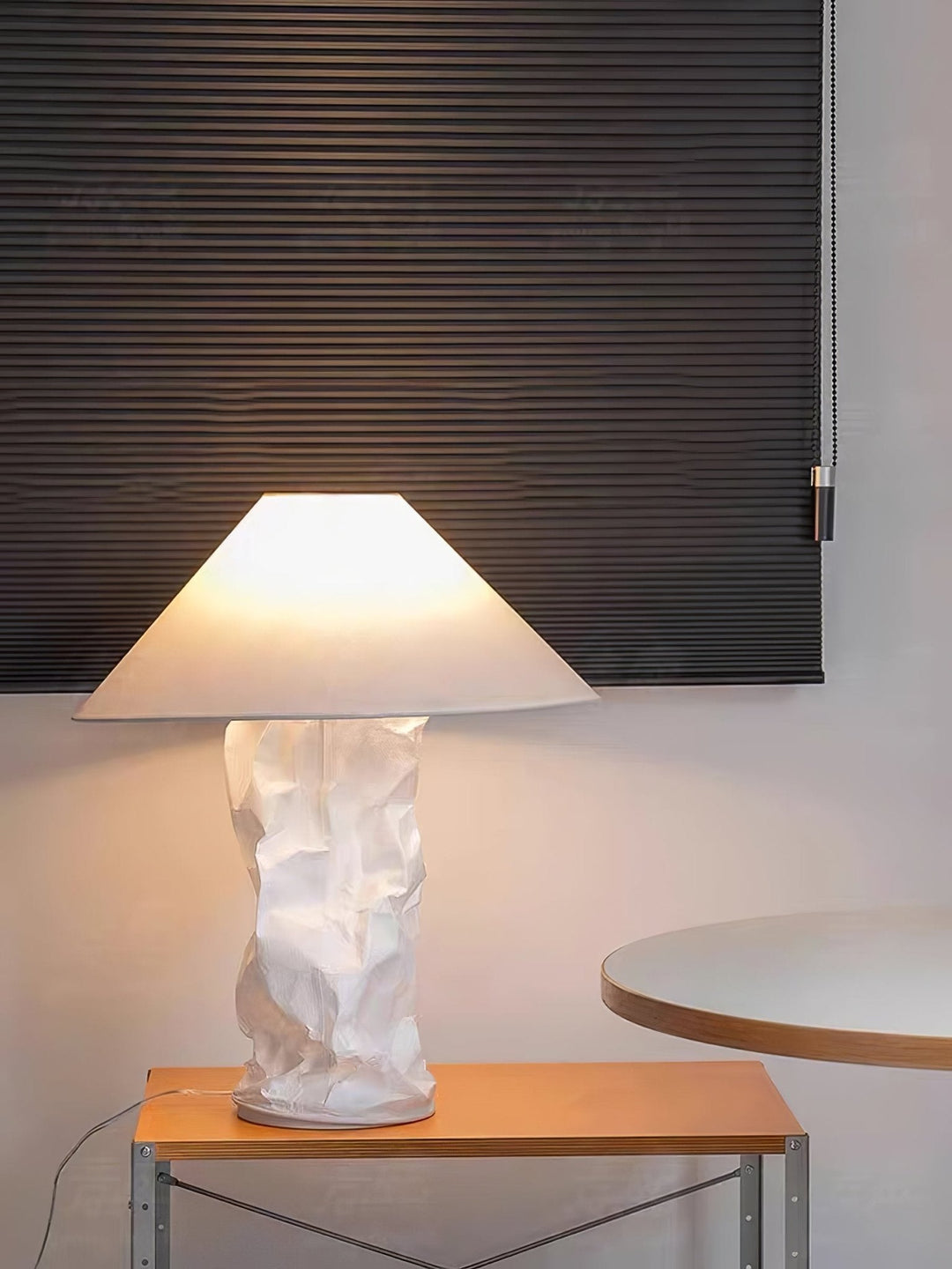 Lampa stołowa z papieru marszczonego