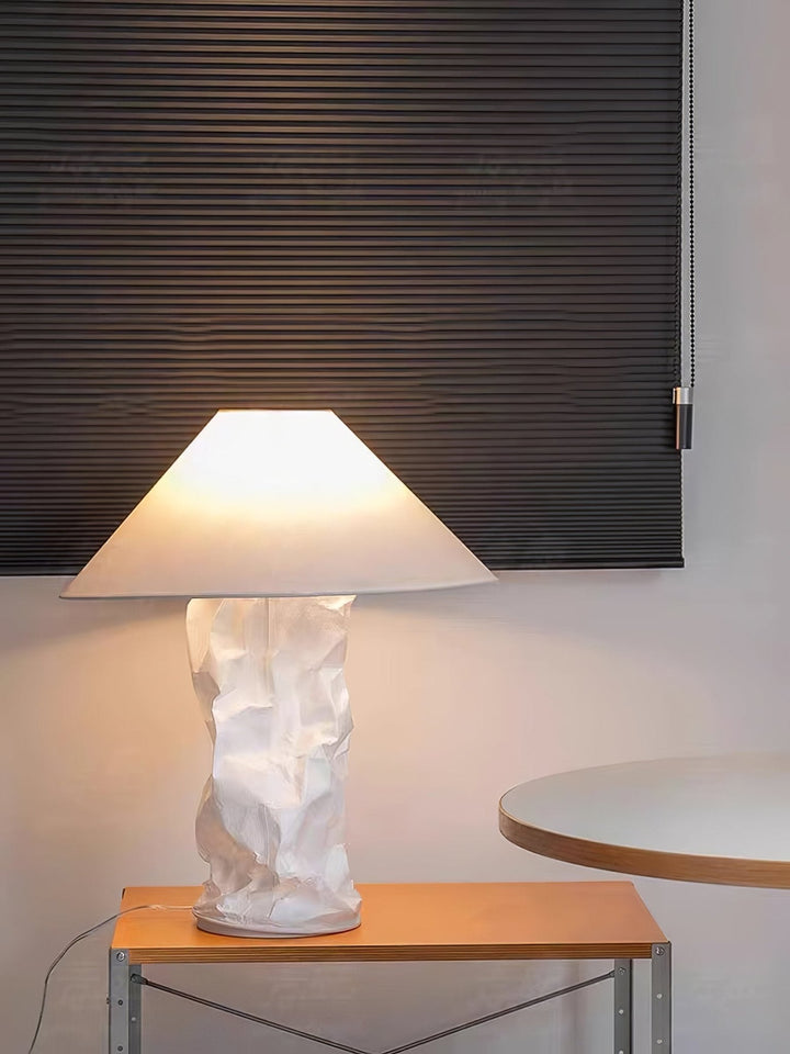 Lampa stołowa z papieru marszczonego