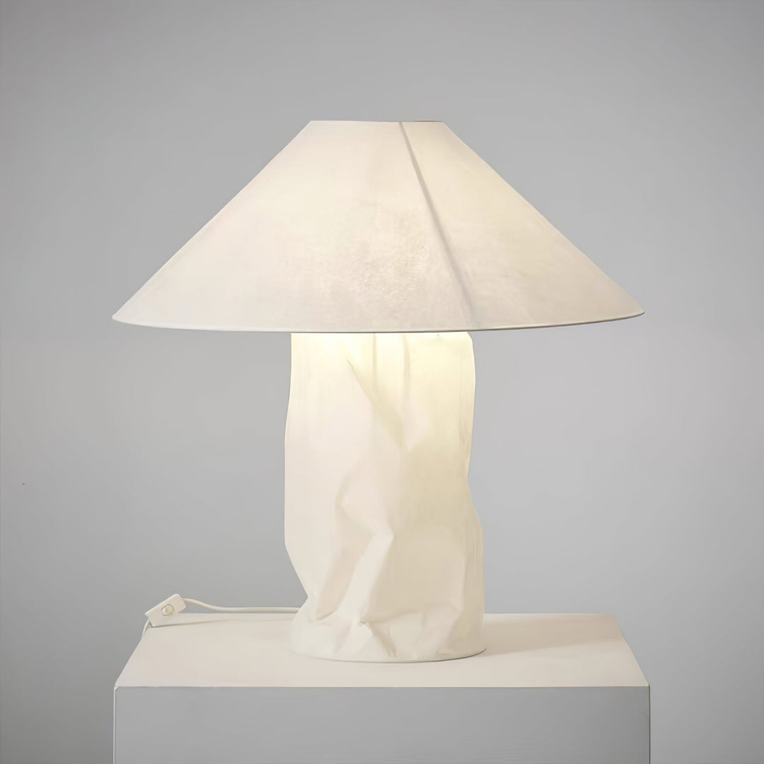 Lampa stołowa z papieru marszczonego