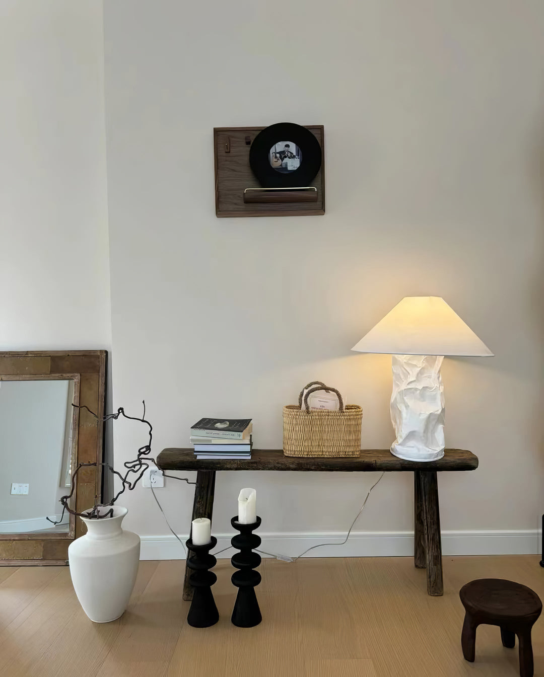 Lampa stołowa z papieru marszczonego