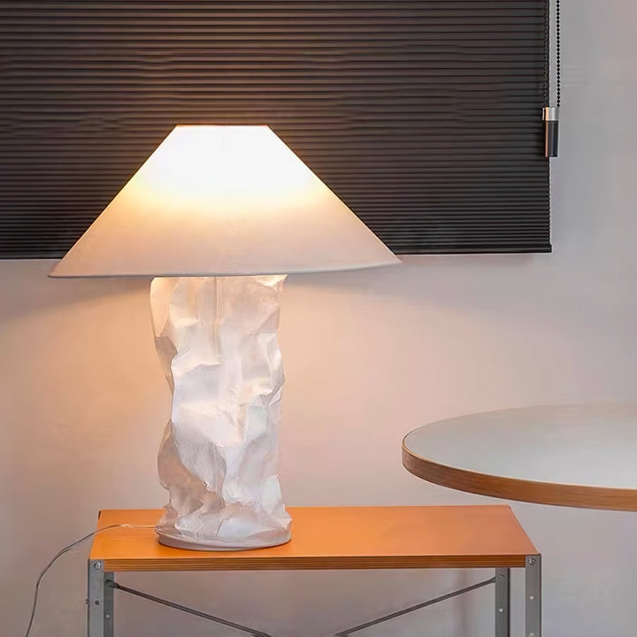 Lampa stołowa z papieru marszczonego