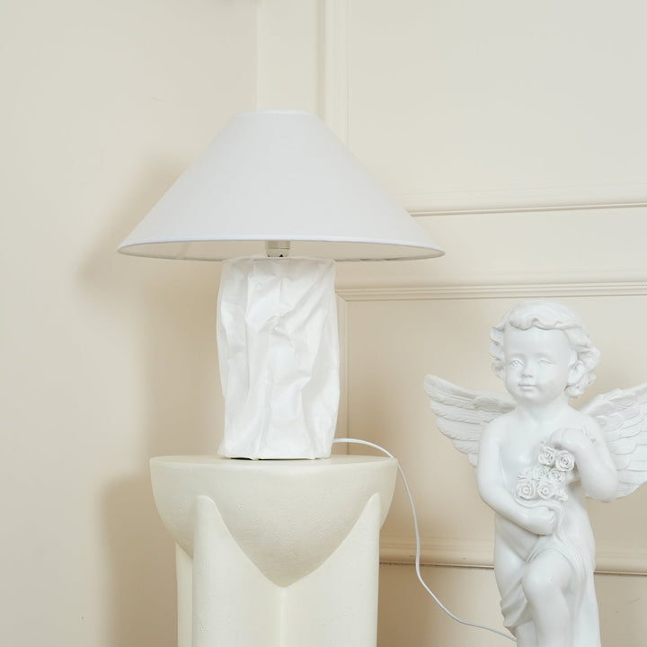 Lampa stołowa z papieru marszczonego