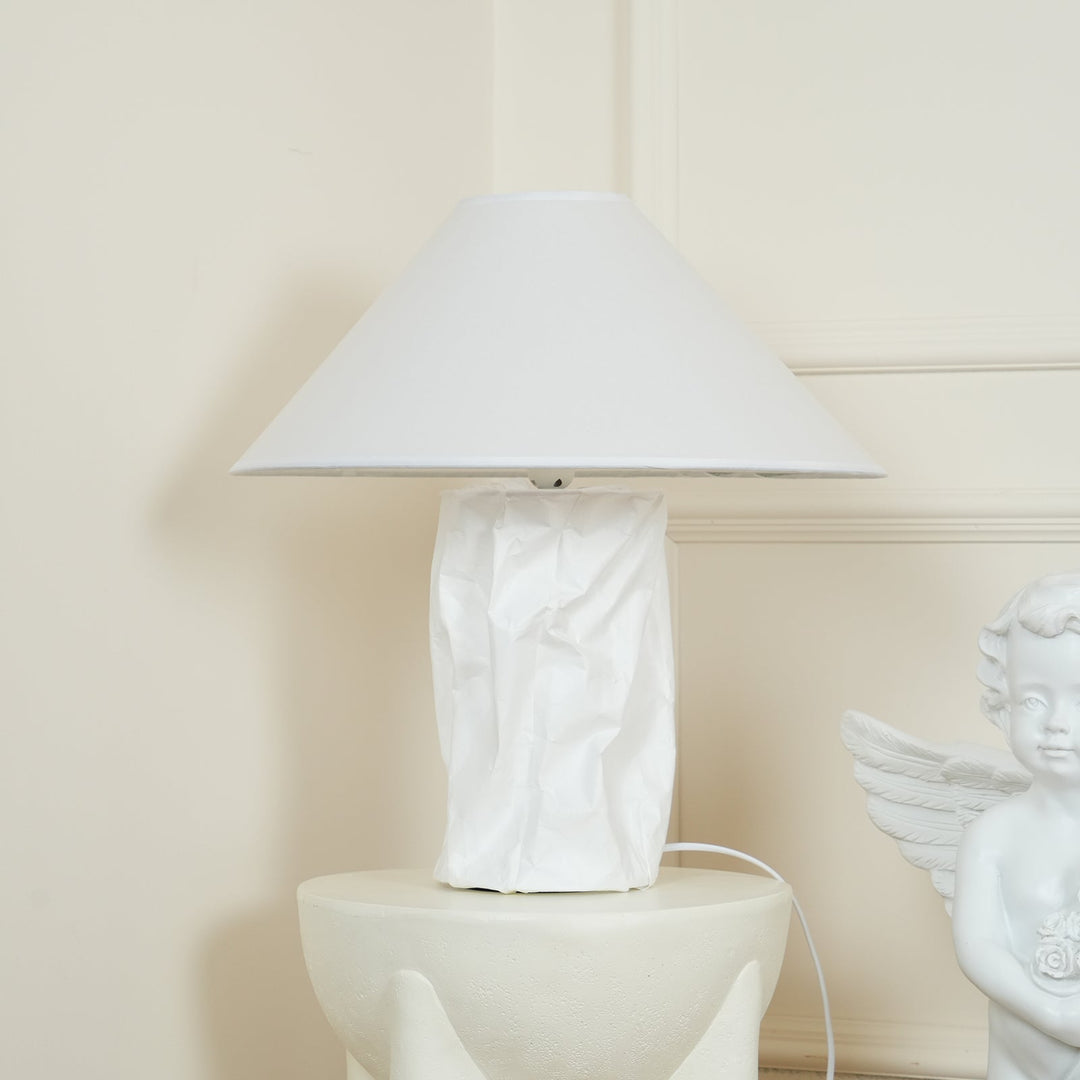 Lampa stołowa z papieru marszczonego