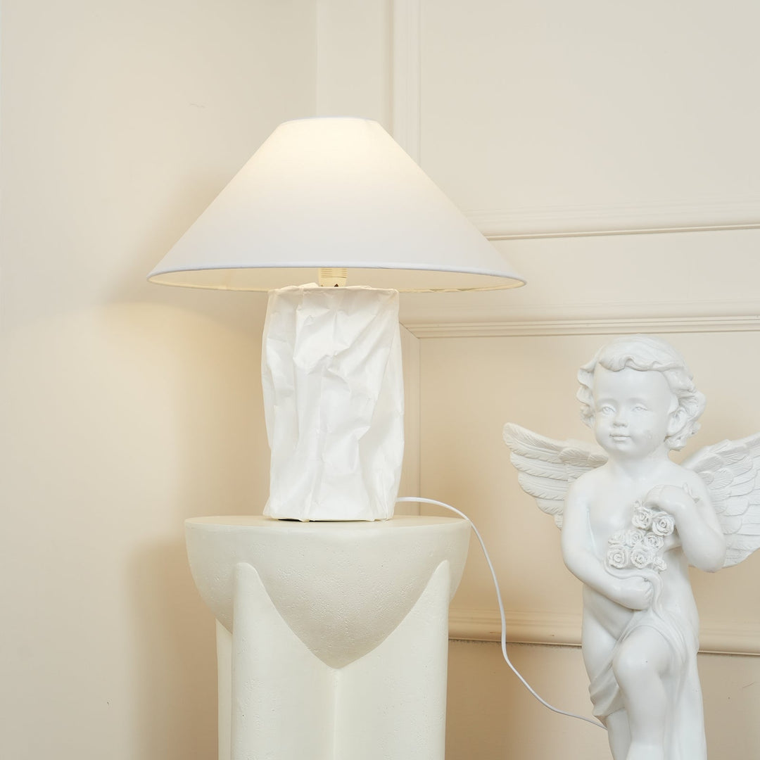 Lampa stołowa z papieru marszczonego