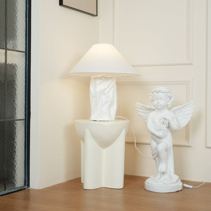 Lampa stołowa z papieru marszczonego