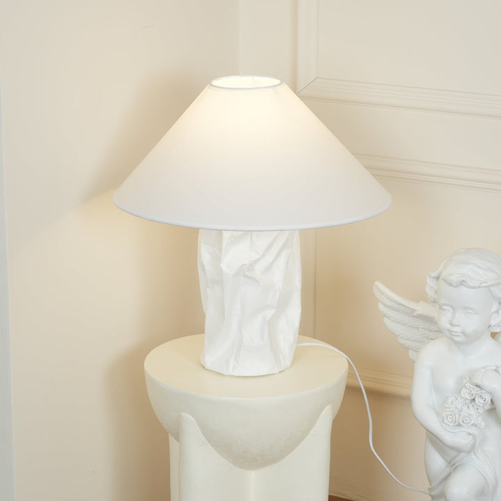 Lampa stołowa z papieru marszczonego