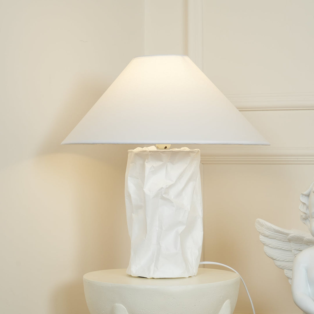 Lampa stołowa z papieru marszczonego