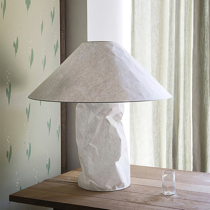 Lampa stołowa z papieru marszczonego