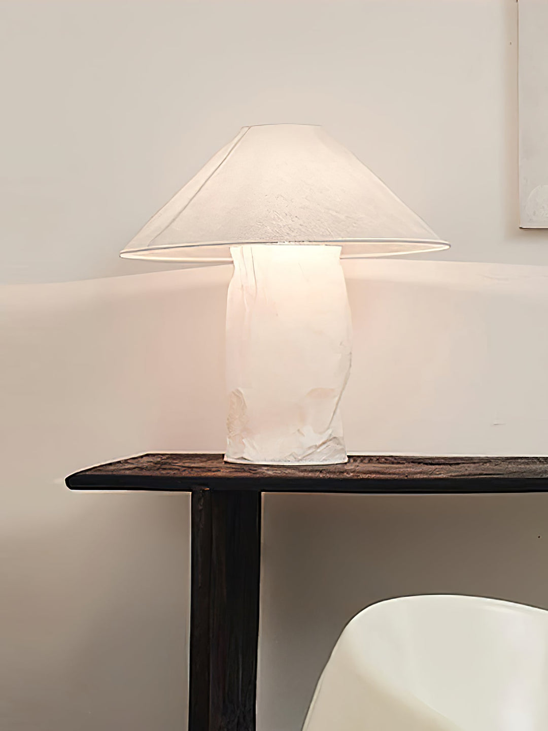 Lampa stołowa z papieru marszczonego