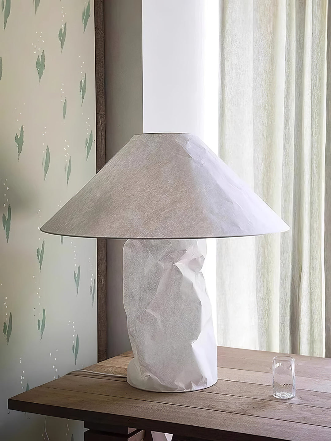 Lampa stołowa z papieru marszczonego