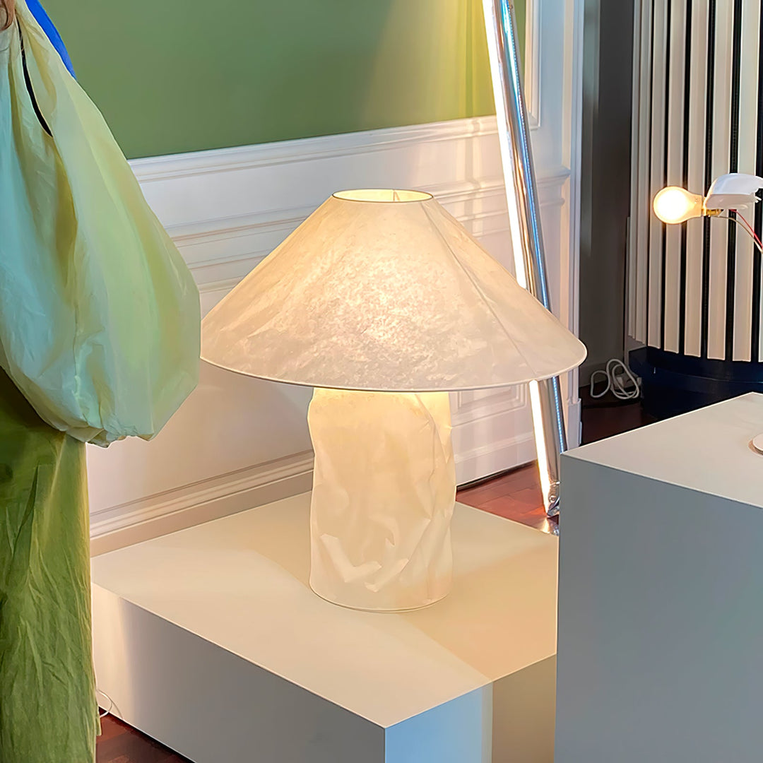 Lampa stołowa z papieru marszczonego