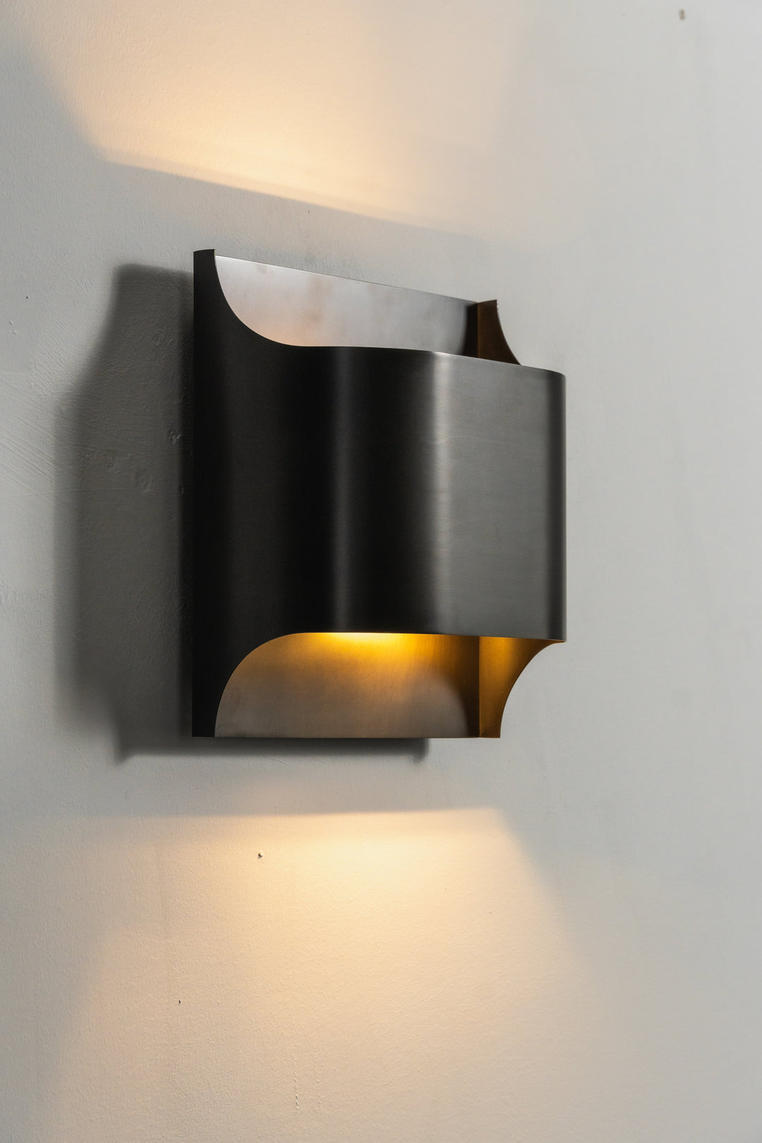 Lampa ścienna Leclerc z mosiądzu