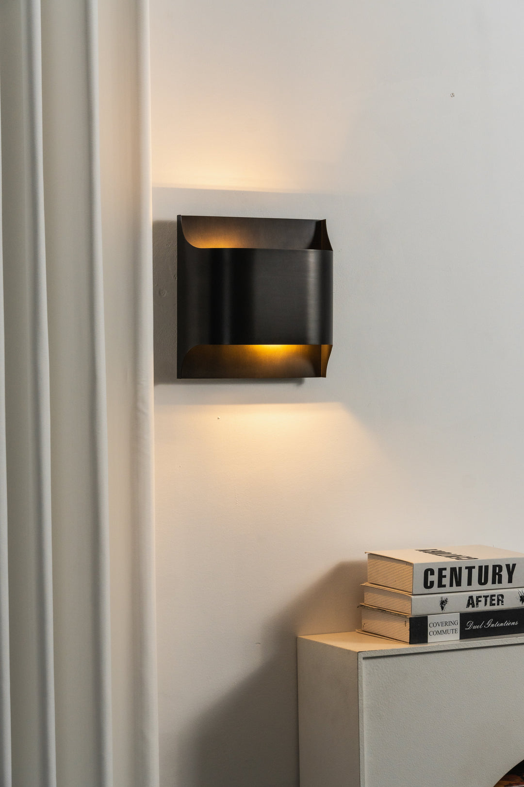 Lampa ścienna Leclerc z mosiądzu